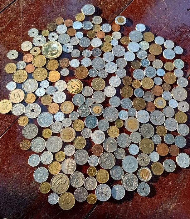 Vind colecție proprie de bancnote și monete