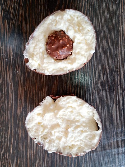 Coșulețe dulci de Paște – Ouă cu mousse ,fructe  și Ferrero Rocher