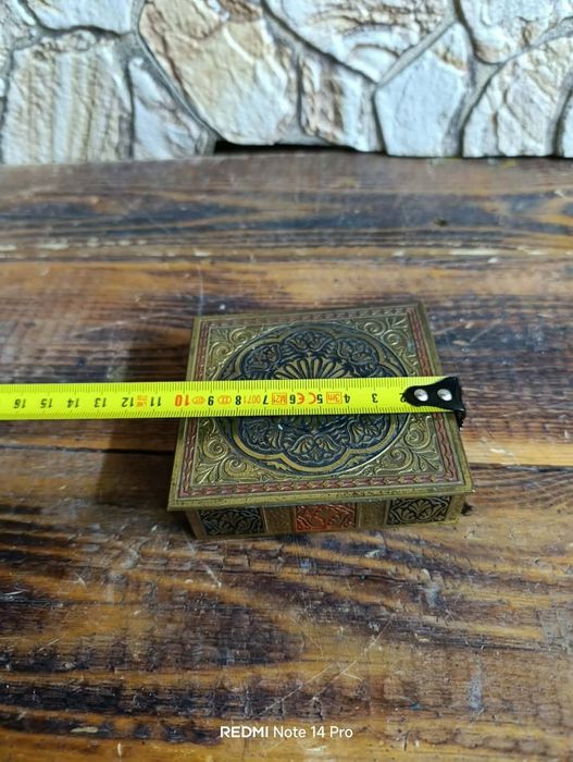 Стара кашпа и кутия