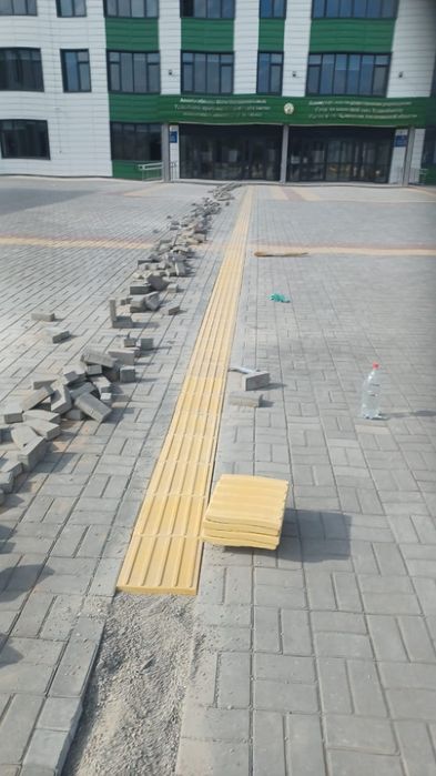 Стелим тактильные плитки улечные и внутреные