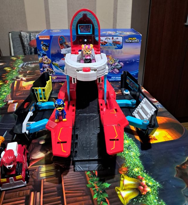 Paw Patrol, игрален комплект със самолетоносач 
Пес Патрул - Pup Squad