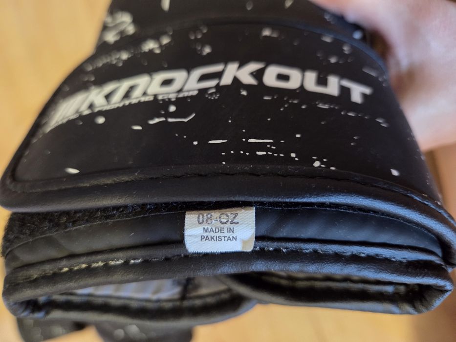 Vând tibiere, manusi și șort Knockout