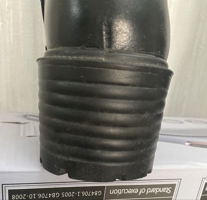 Продам сапожки кожанные.