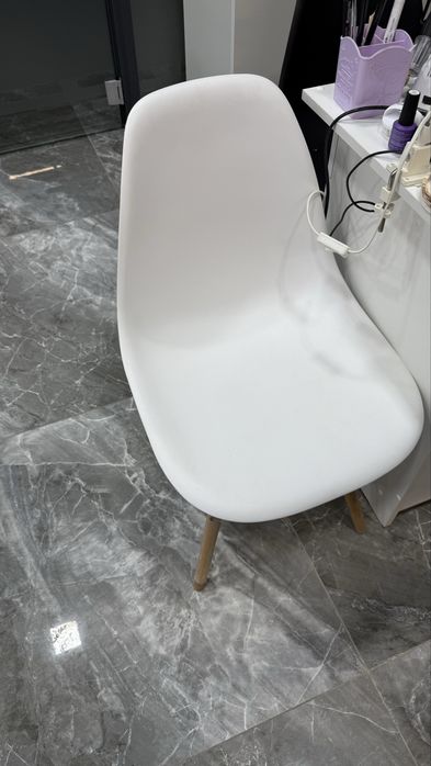 Стулья 1белый 1 черный