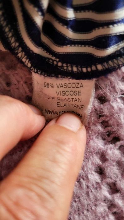 Vand rochie Yokko din dantela cu motive florale, dublata cu saten elastic nude, cu maneci scurte.