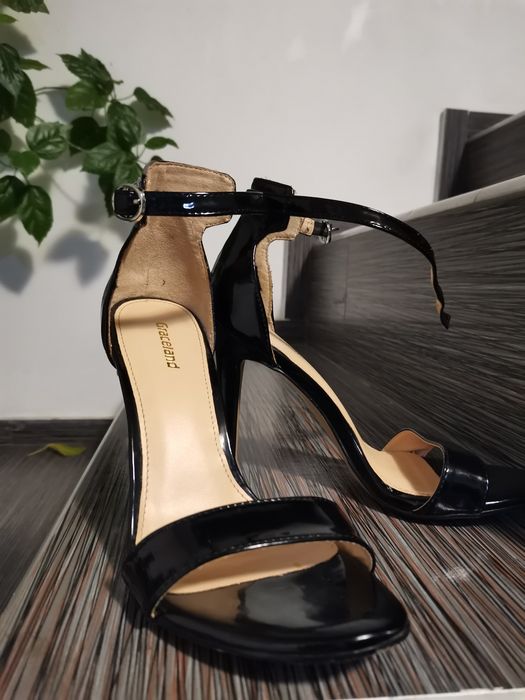 Sandale cu toc subtire si bareta pe glezna