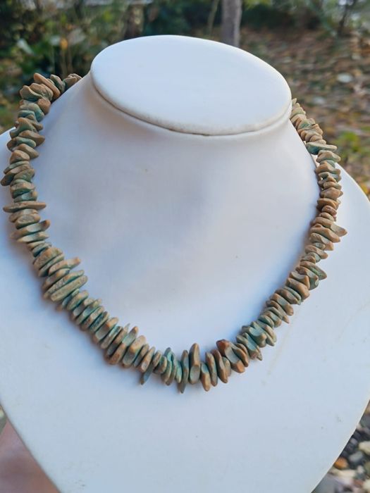 Colier turcoaz african din chipsuri de piatra howlit