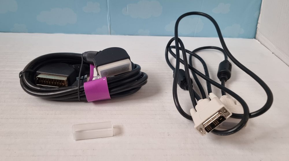 Lot cabluri VGA, DVI-D, scart, alimentare PC, un adaptor DVI - VGA
