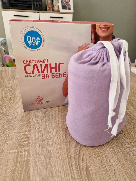 Помпа за кърма и слинг за бебе носене.