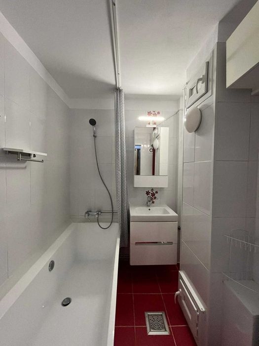 Ofer spre închiriere apartament de 2 camere în spatele Primăriei, în centrul Craiovei