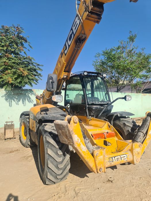 телескопический погрузчик JCB