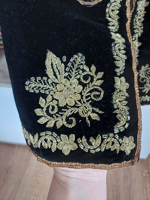 Vesta costum popular veche de peste 80 ani