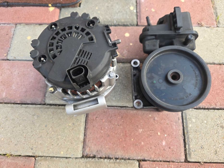 Vând  pompa servo direcție și alternator mercedes w212 e200 2010