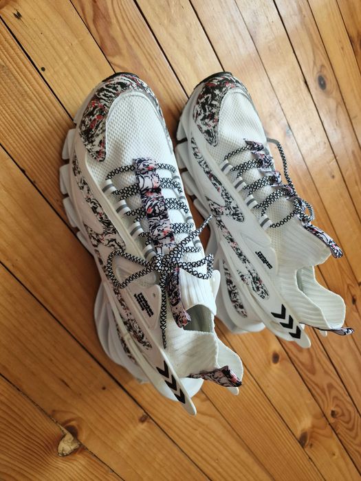 Продава нови обувки.