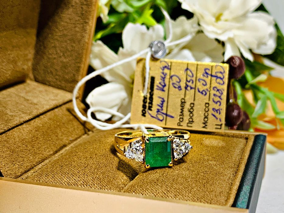 золотое кольцо с бриллиантами и натуральным камнем – Изумруд