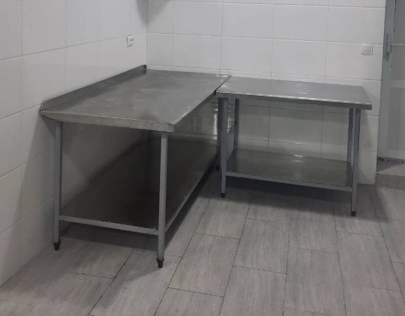 Стол с металлическим каркасом