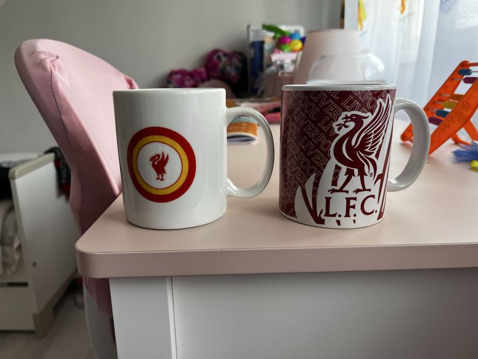 Футболни чаши брандирани с логото на Ливърпул