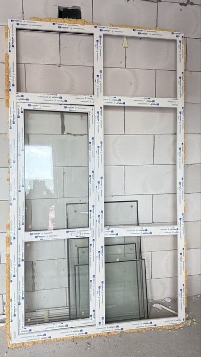 Продам  пластиковую дверь от балкона