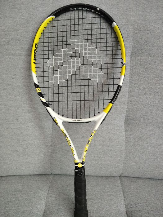 Ракета за тенис на корт