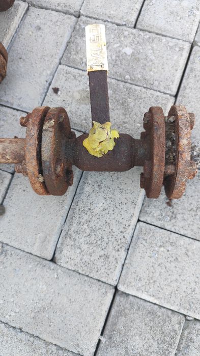 Железные краны  для воды.