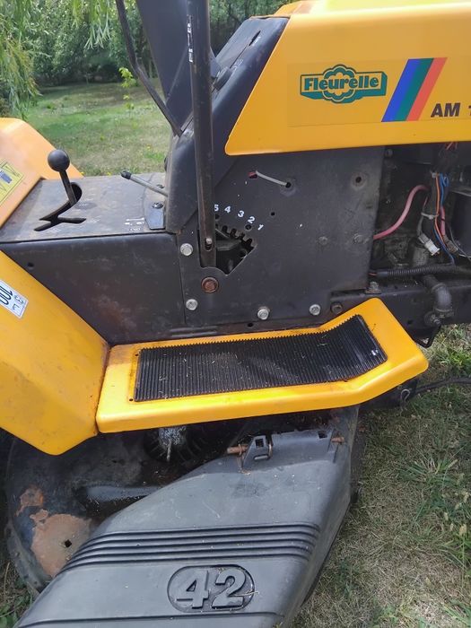 Vând tractoras tuns gazon.