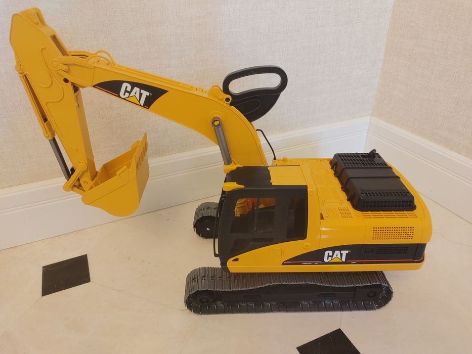 Экскаватор CAT от Bruder в идеальном состоянии