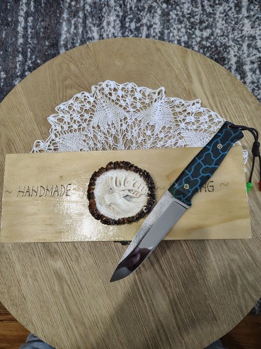 Cuțit lucrat manual