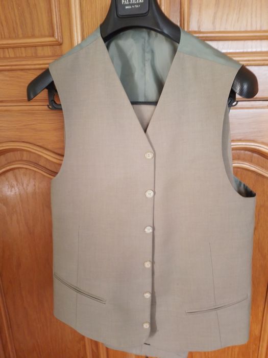 Vând costum bărbătesc