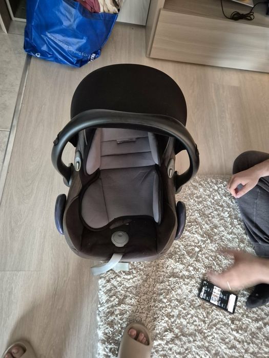 Vand toate lucrurile  de bebe