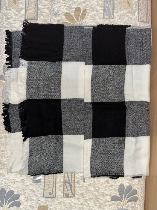 Топъл кариран черно-бял шал за 4 евро