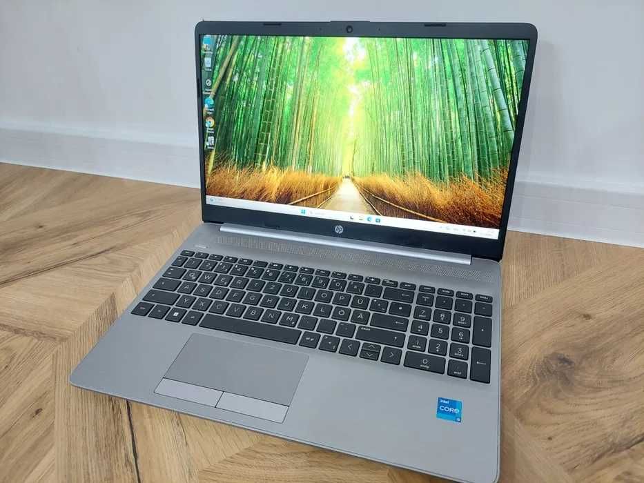 15.6" като нов лаптоп HP 250 G8 8GB RAM 256GB SSD Core i5-1135G7
