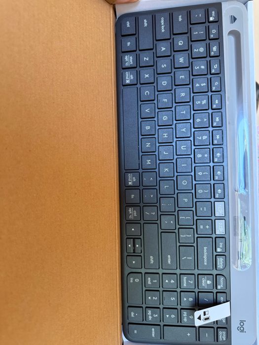 Logitech Slim Multi-Device K580 Клавиатура, тънка, за много устройства НОВА