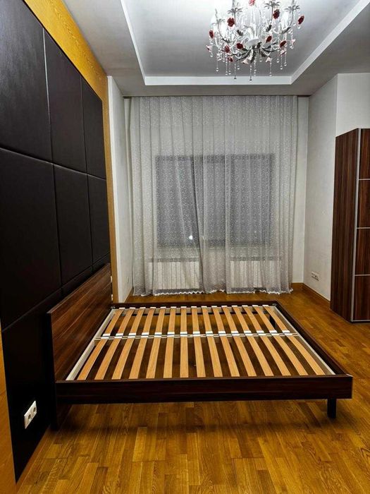 Продам 2х-спальная кровать б/у 180/200