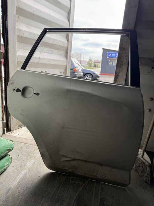 Продам дверь от тойота раф4