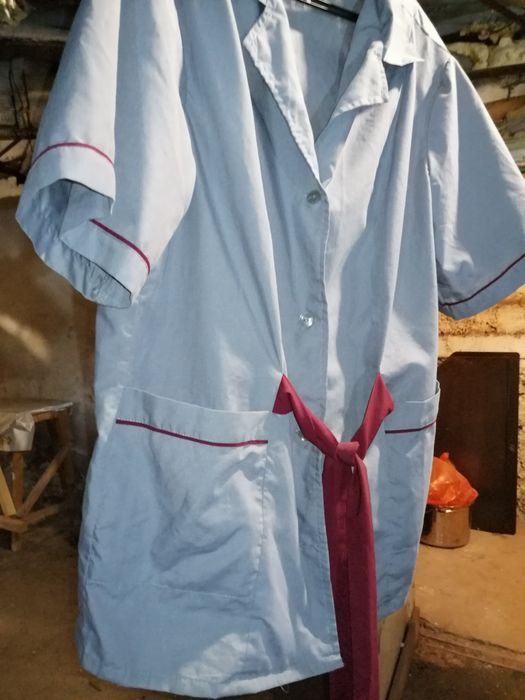 Медицинский халат и халат уборщицы