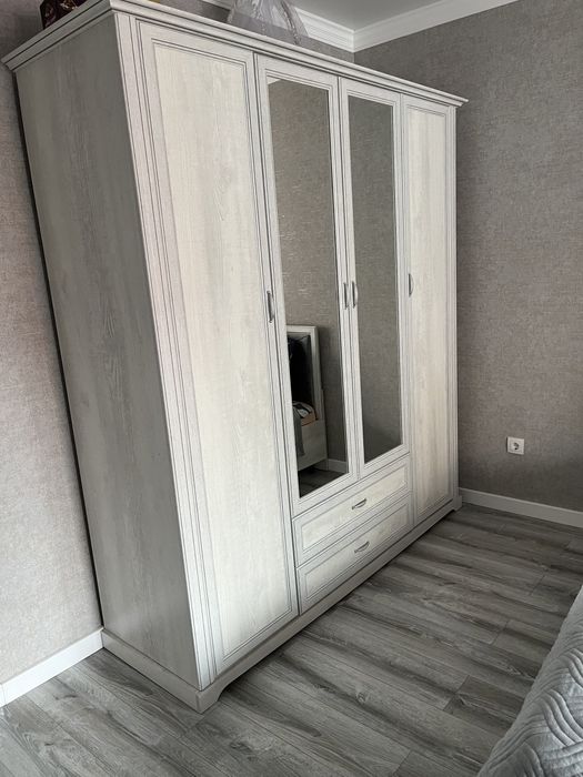 Продам качественный спальный гарнитур