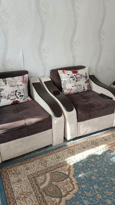 Продам диван и два кресла с пуфом