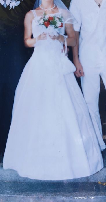 Discount 15% din prețul afișat .Vând rochie de mireasă, culoare albă,