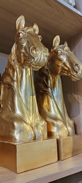 Vând statueta cal aurie