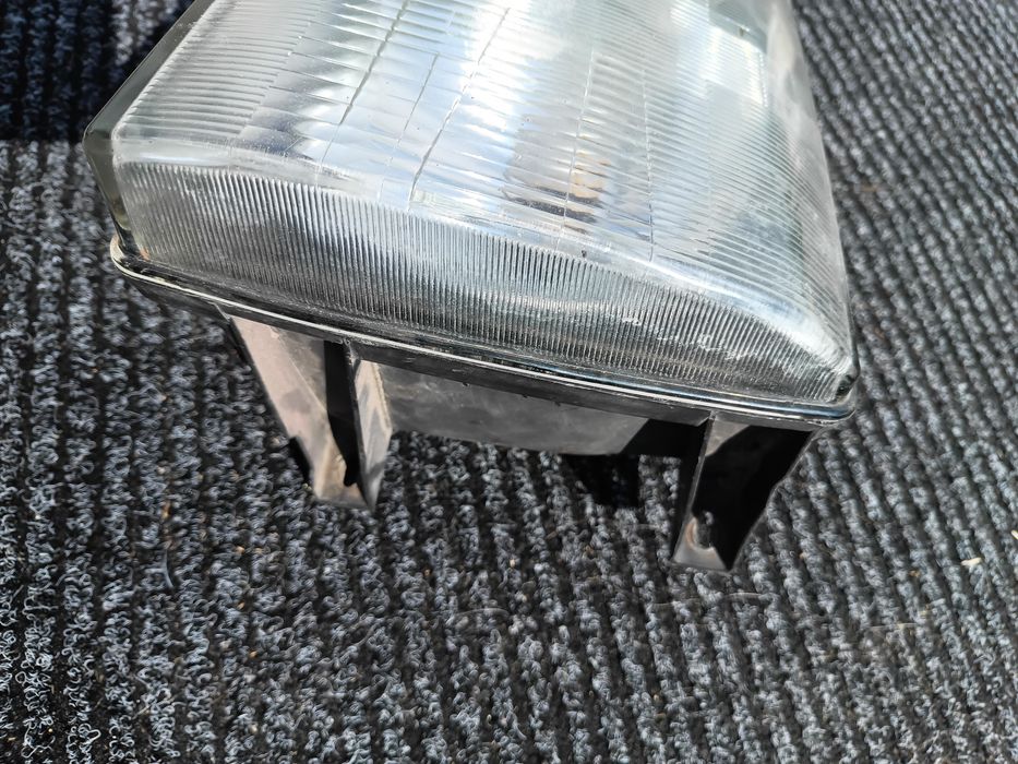 Фара правая Mitsubishi Pajero 2