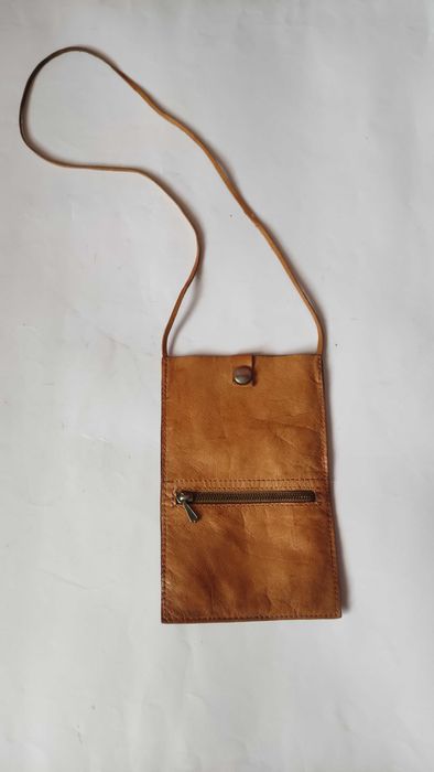 Малка чантичка от естествена кожа за носене на врата