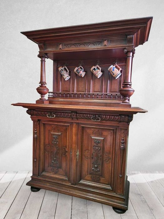 Уникален дъбов бюфет с 4 броя месингови закачалки и красива дърворезба