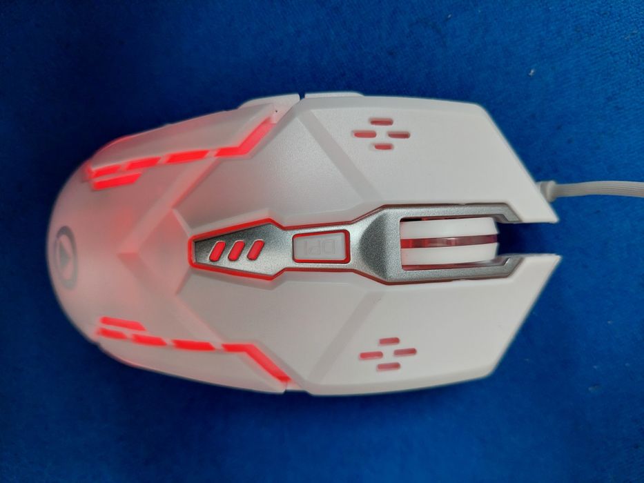 Бяла мишка за компютър светеща в различни цветове