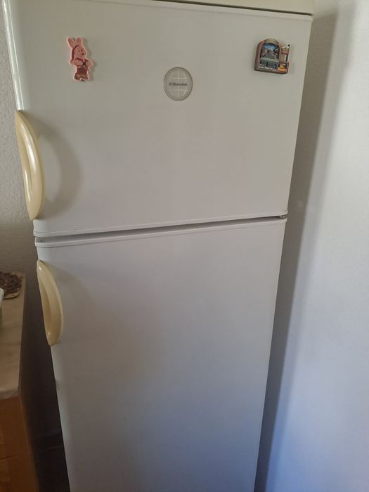 Продавам хладилник Електролукс