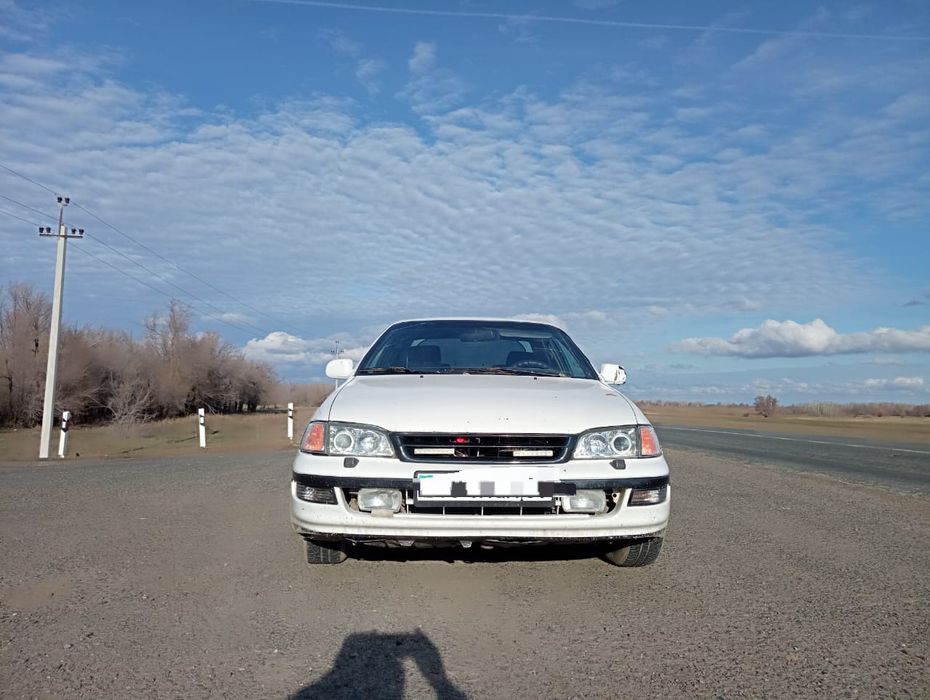 Продам Тойоту Карину е в среднем состоянии