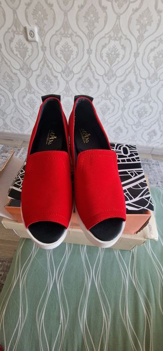 Продам туфли новые