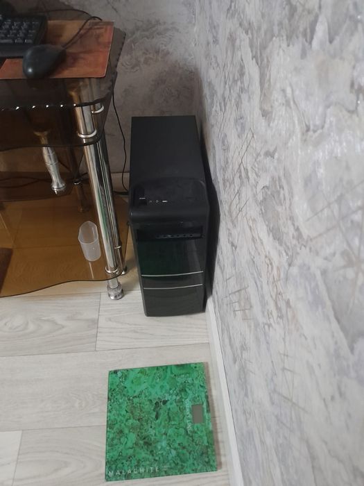 Продаётся Компьютер  стол в подарок