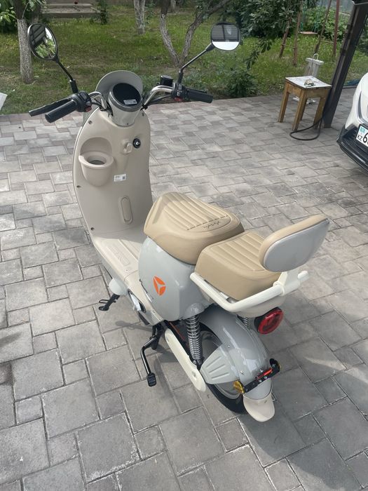 Продам ретро электромопед Yadea