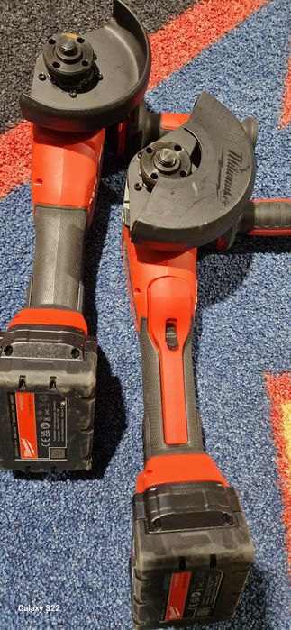 Milwaukee polizor pe acumulator