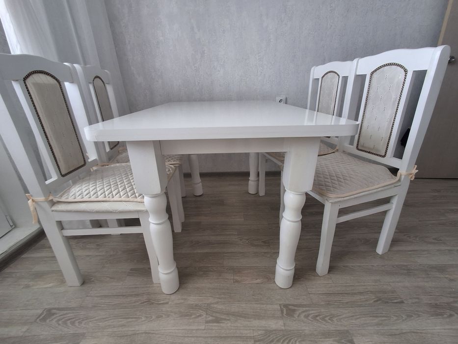 Продается кухонный стол,стулья
